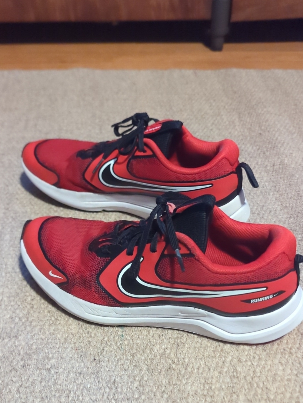 Nike Boys' Cosmic Runner GS Running Sneakers (Youth) 6.5Y Red Black